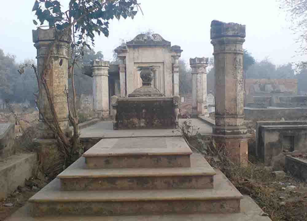 Nawab SherBaz Khan'S Grave in KASUR