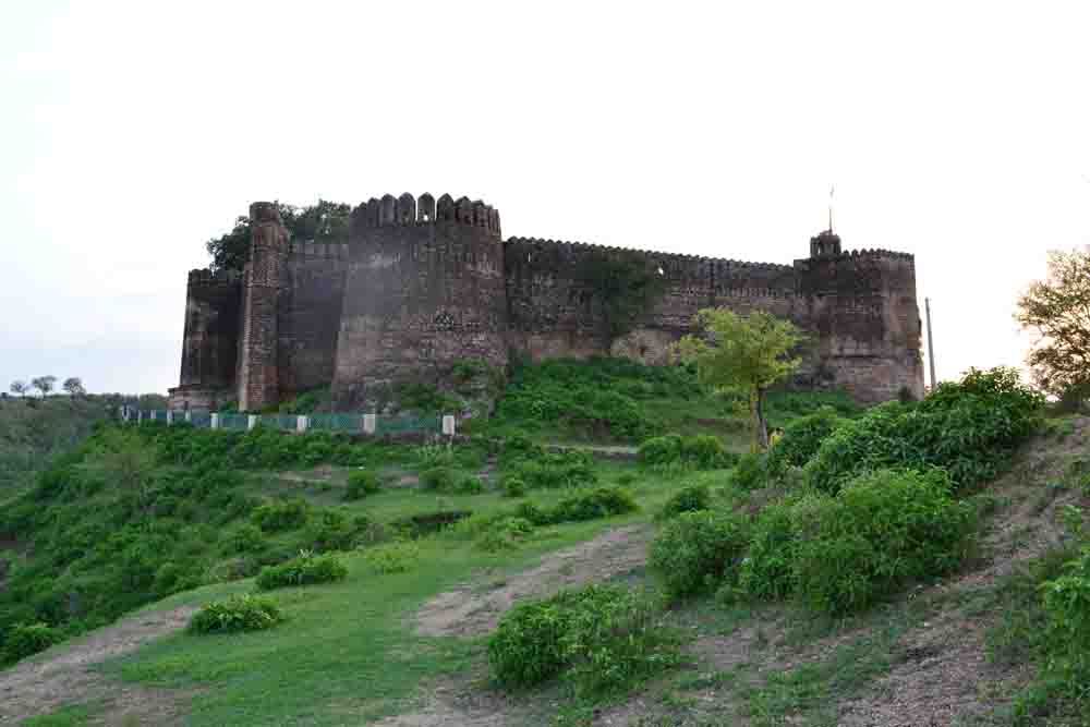 Sangni Fort+ is a fort built by Maha Raja of Punjab on the borders of Gujar Khan