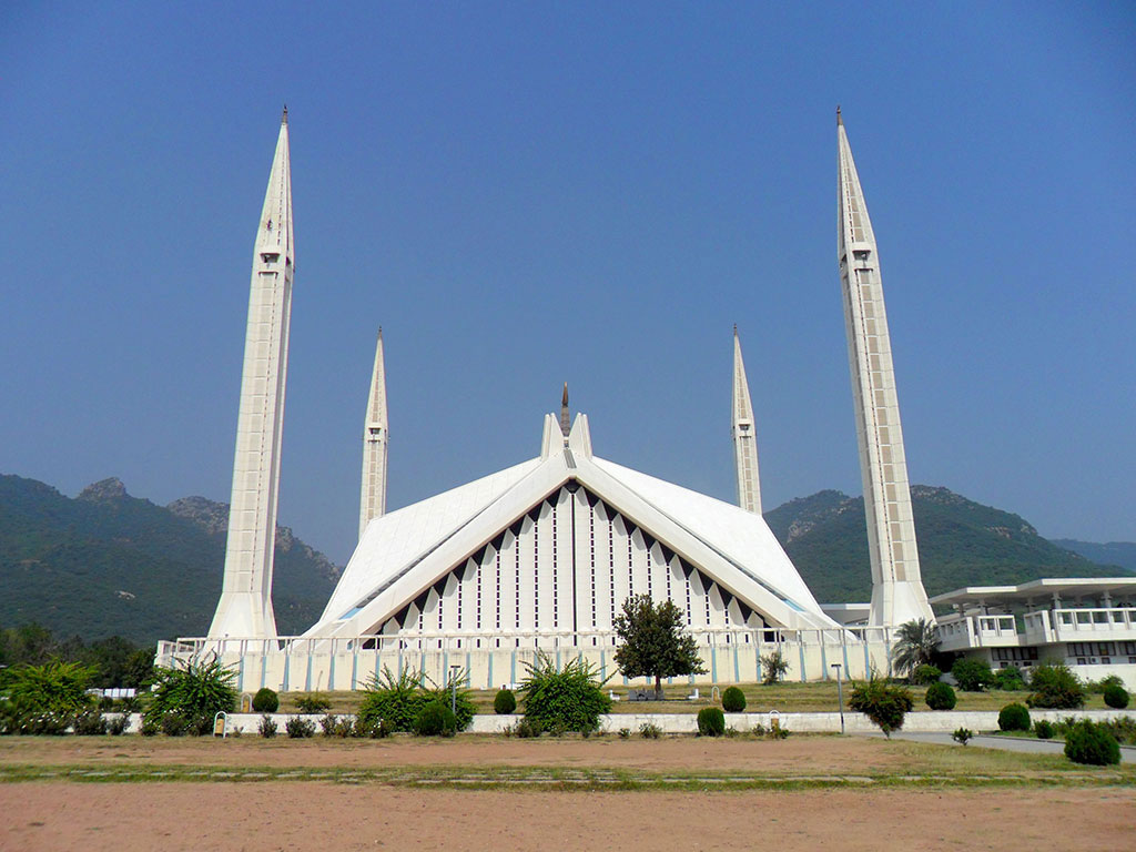 A_view_of_Shah_Faisal_Mosque_from_adjoing_yard.