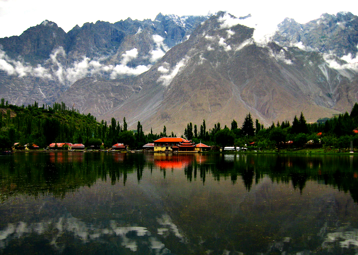 Озера планеты. Озеро шангрила. Шангрила Пакистан. Шангрила в Алтае. Шангри ла биологическое озеро.